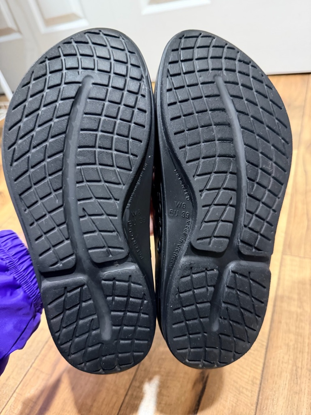 OOFOS Black Women's OOlala Platform Flip Flops - Picture 3 of 8